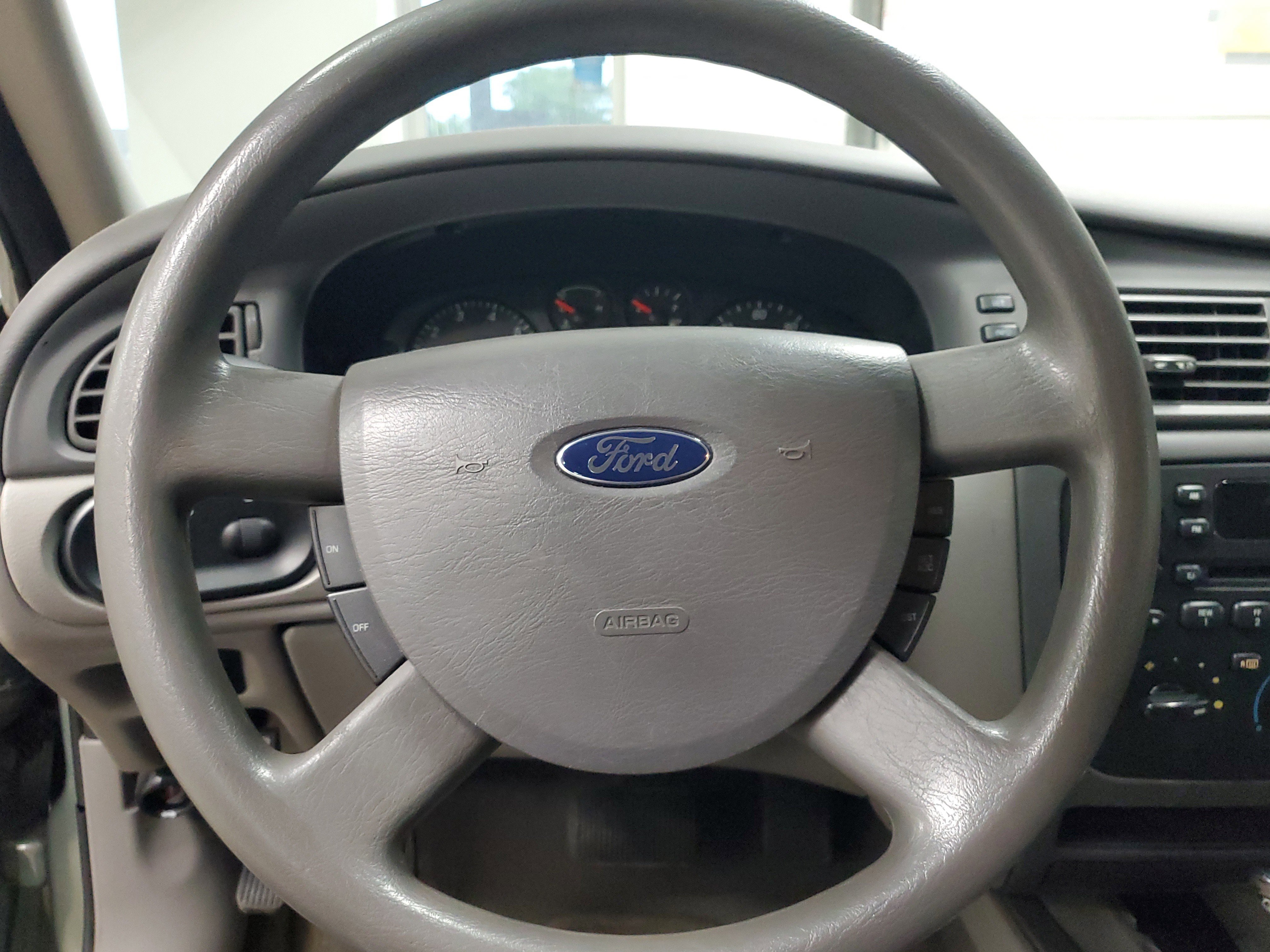 Used 2005 Ford Taurus SE FWD image 24