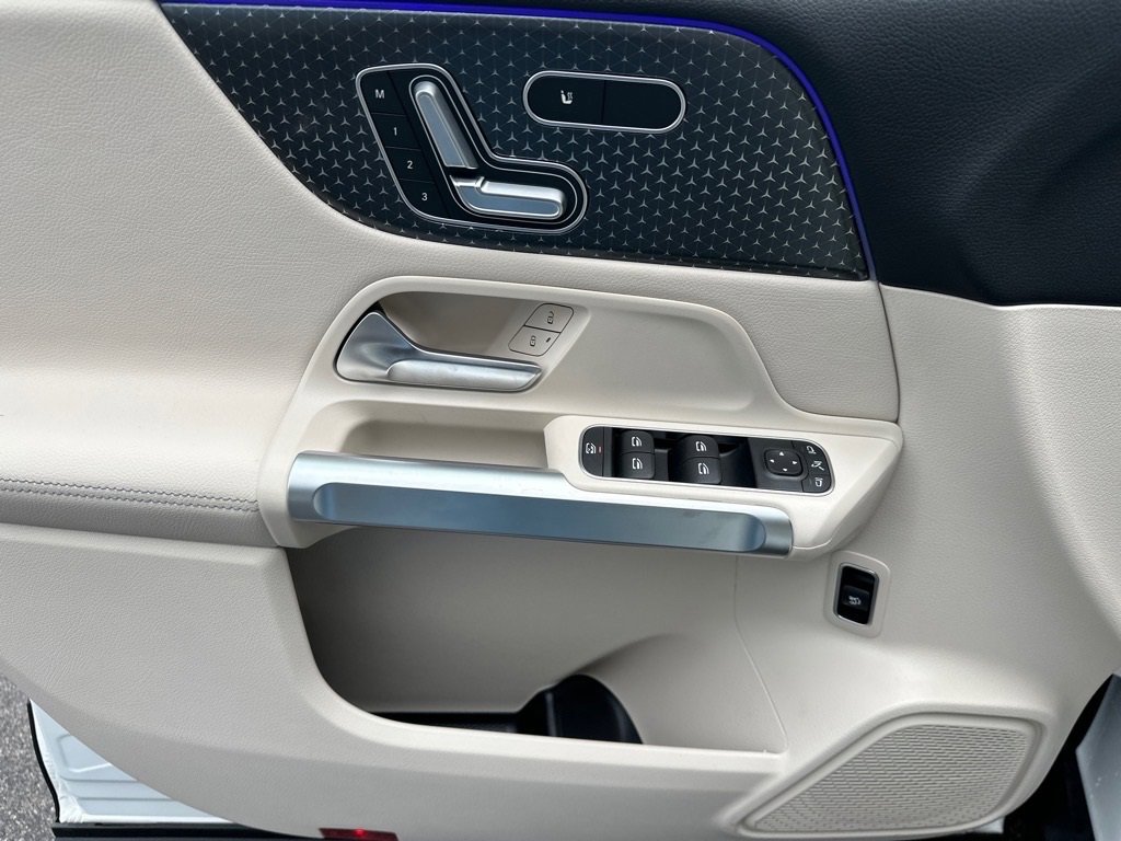 New 2025 Mercedes-Benz GLB 250 4MATIC image 15