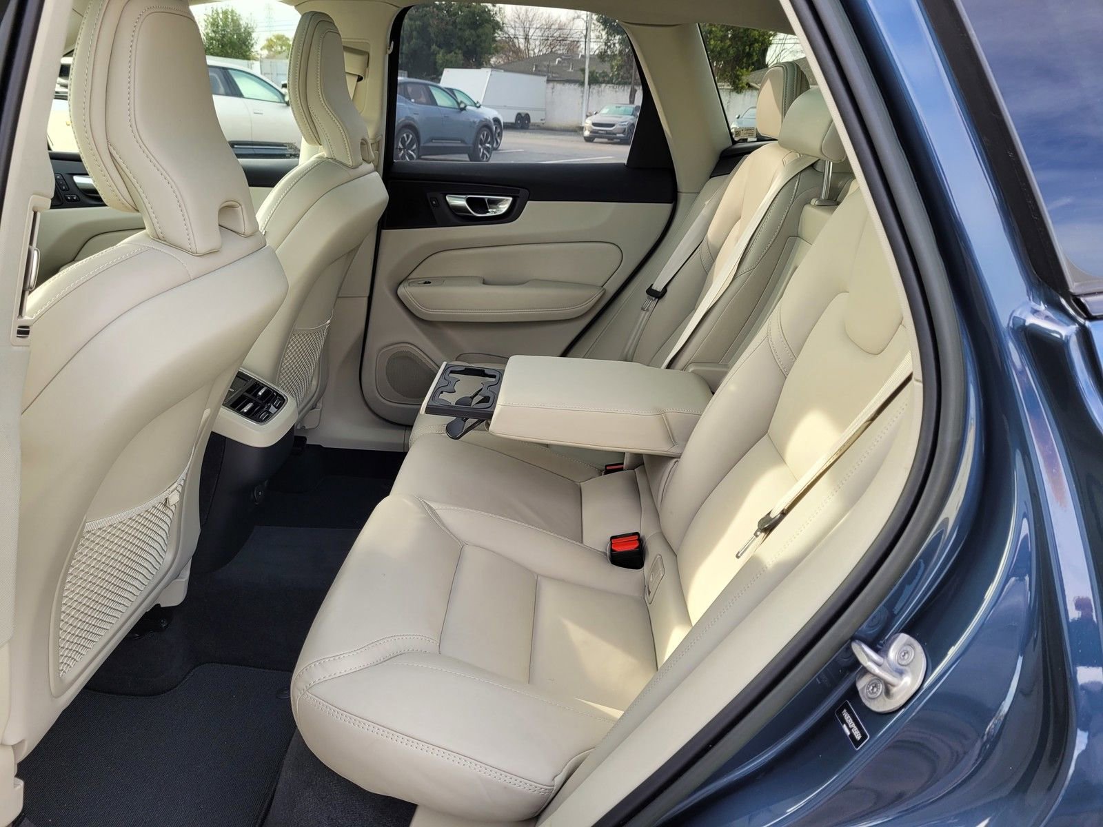 Certified 2023 Volvo XC60 B6 Ultimate w/ Climate Package image 11