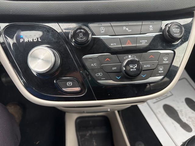 Used 2019 Chrysler Pacifica Touring-L image 24