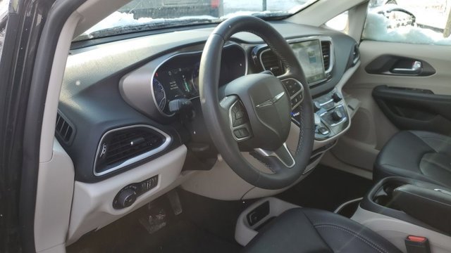 Used 2024 Chrysler Pacifica Touring-L FWD image 8