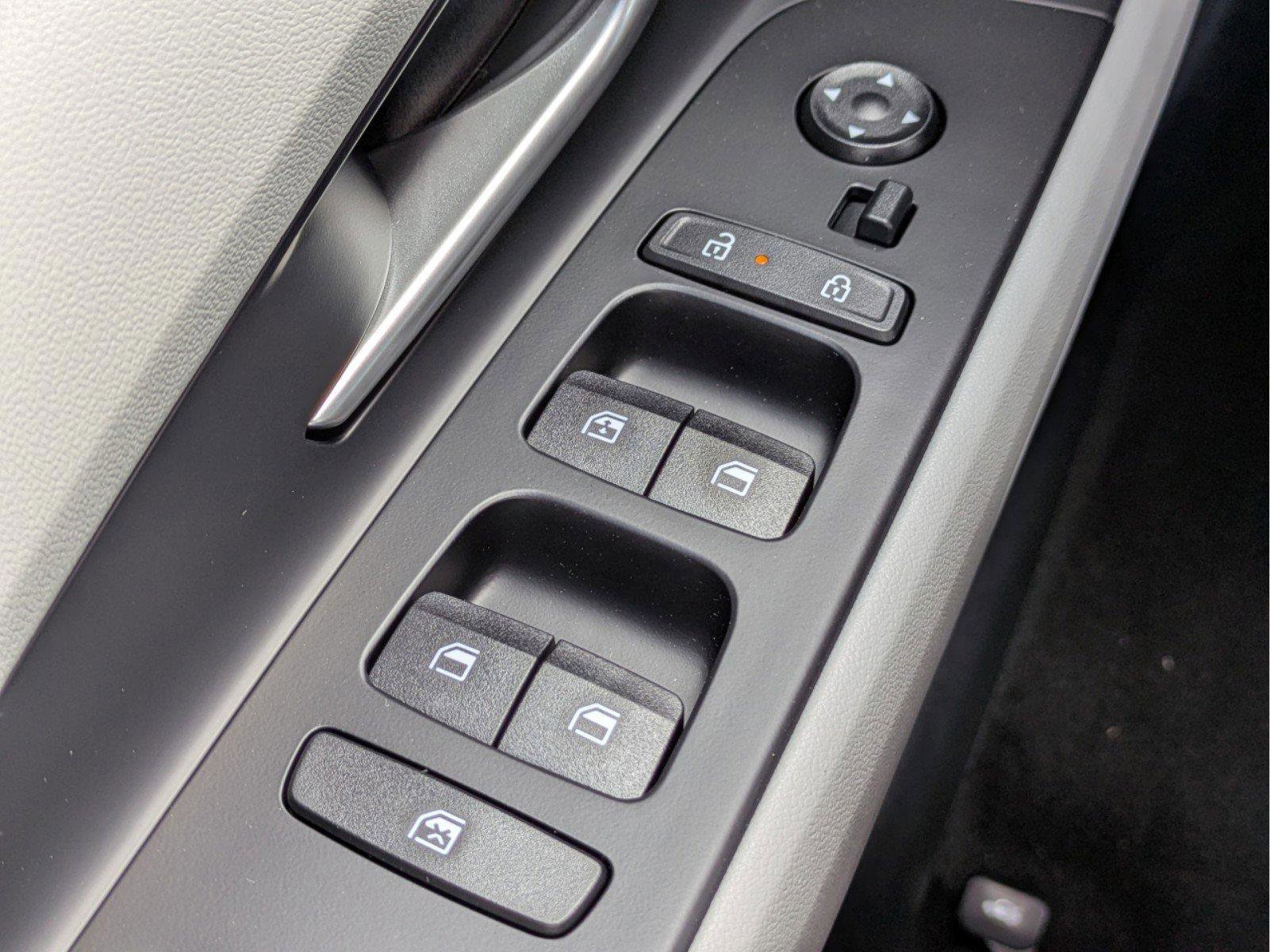 Used 2025 Hyundai Elantra Limited image 23