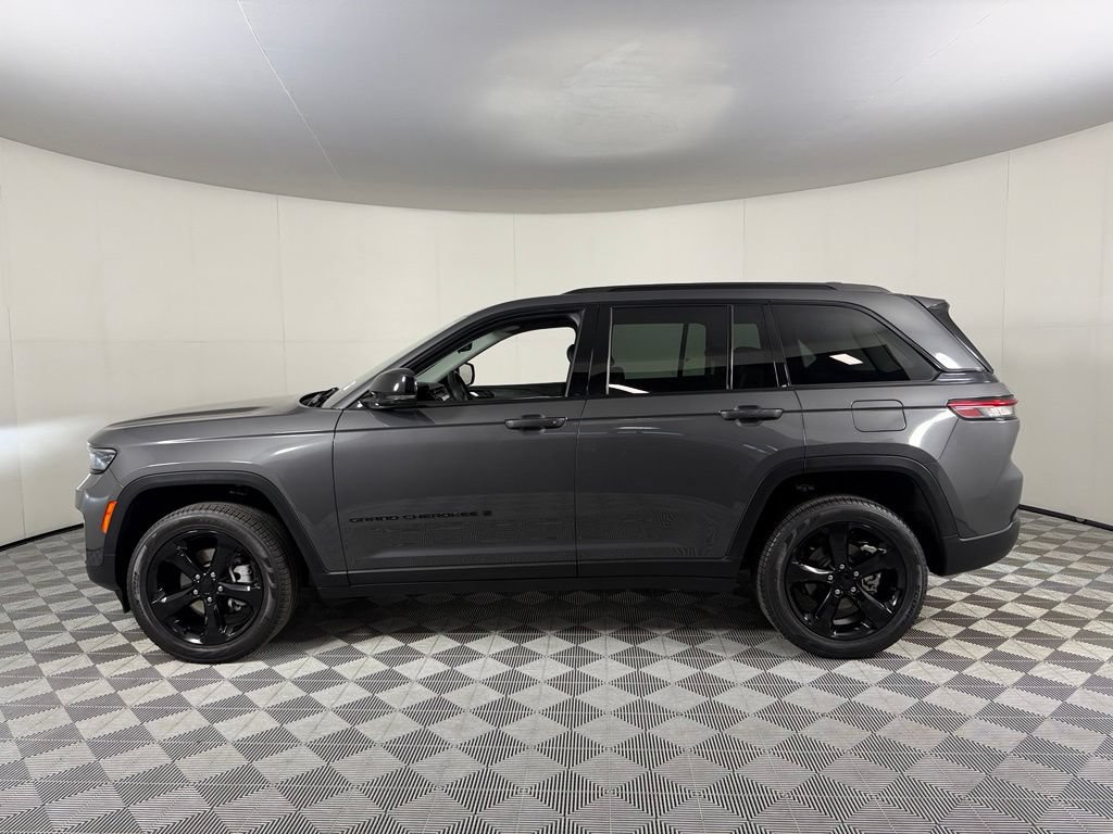 Certified 2023 Jeep Grand Cherokee Limited w/ Black Appearance Package AWD/4WD image 10
