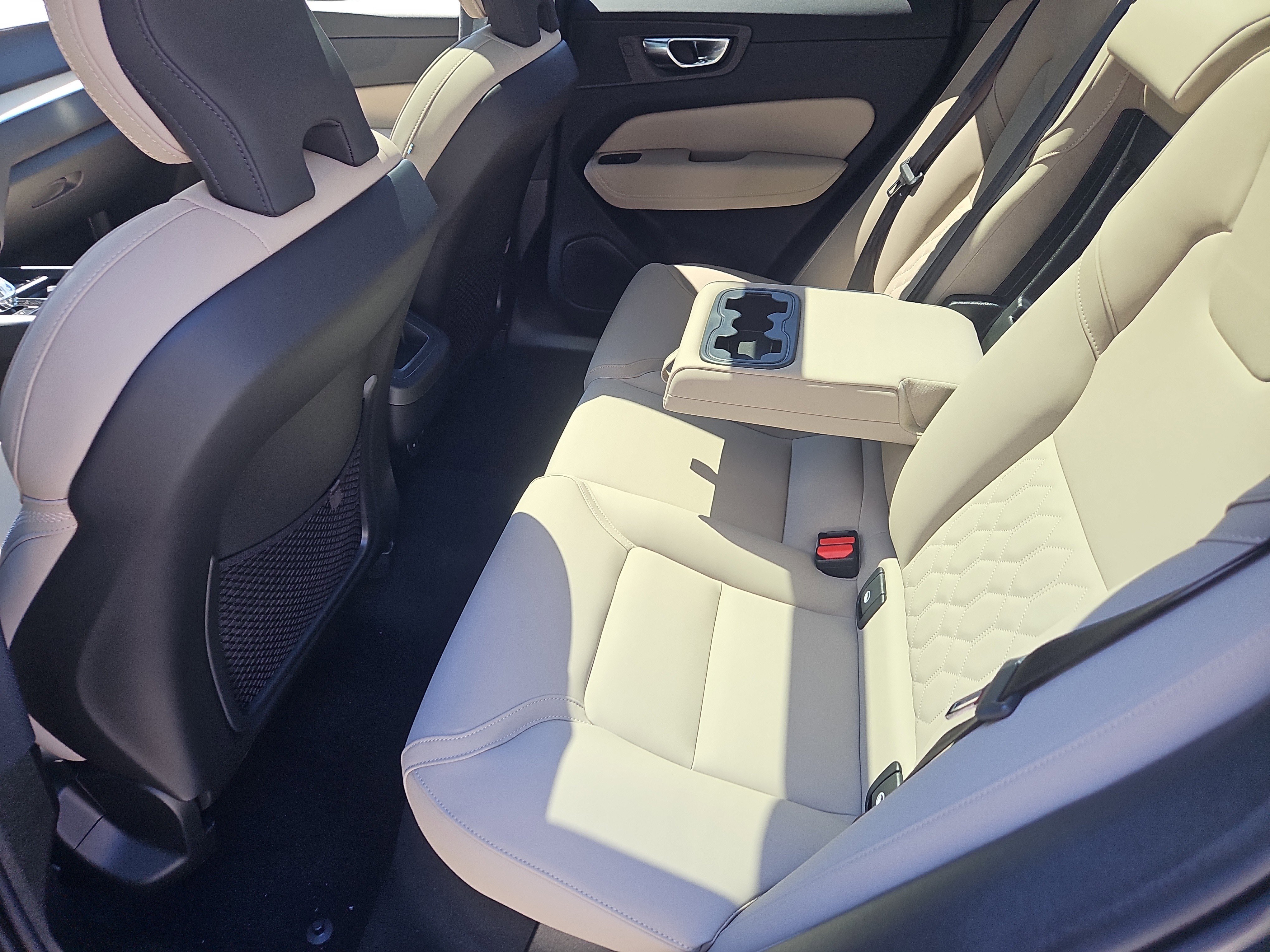 New 2026 Volvo XC60 B5 Plus w/ Protection Package Premier AWD/4WD image 23