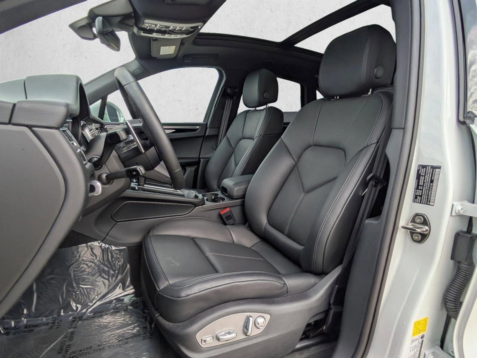 Certified 2025 Porsche Macan AWD/4WD image 5