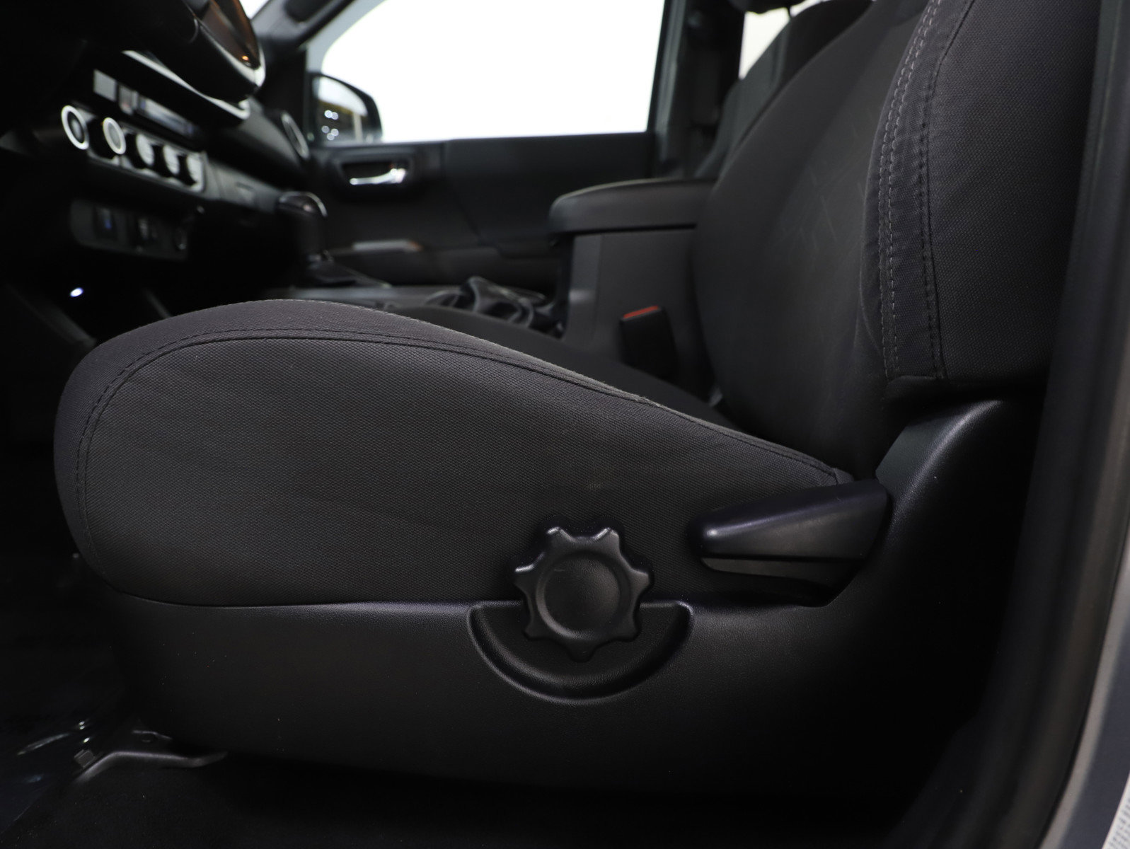 Used 2018 Toyota Tacoma TRD Sport AWD/4WD image 22