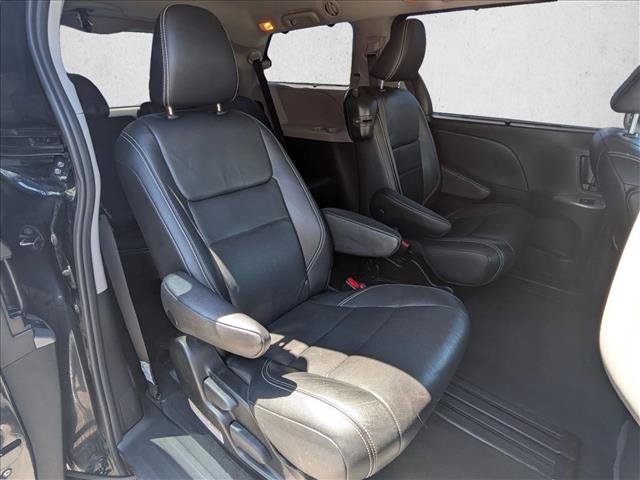 Used 2018 Toyota Sienna SE w/ Carpet Mat Package FWD image 20