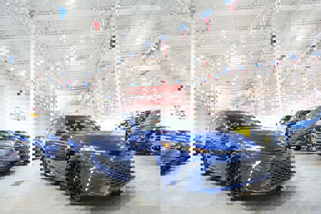 Used 2025 Toyota Camry SE image 2