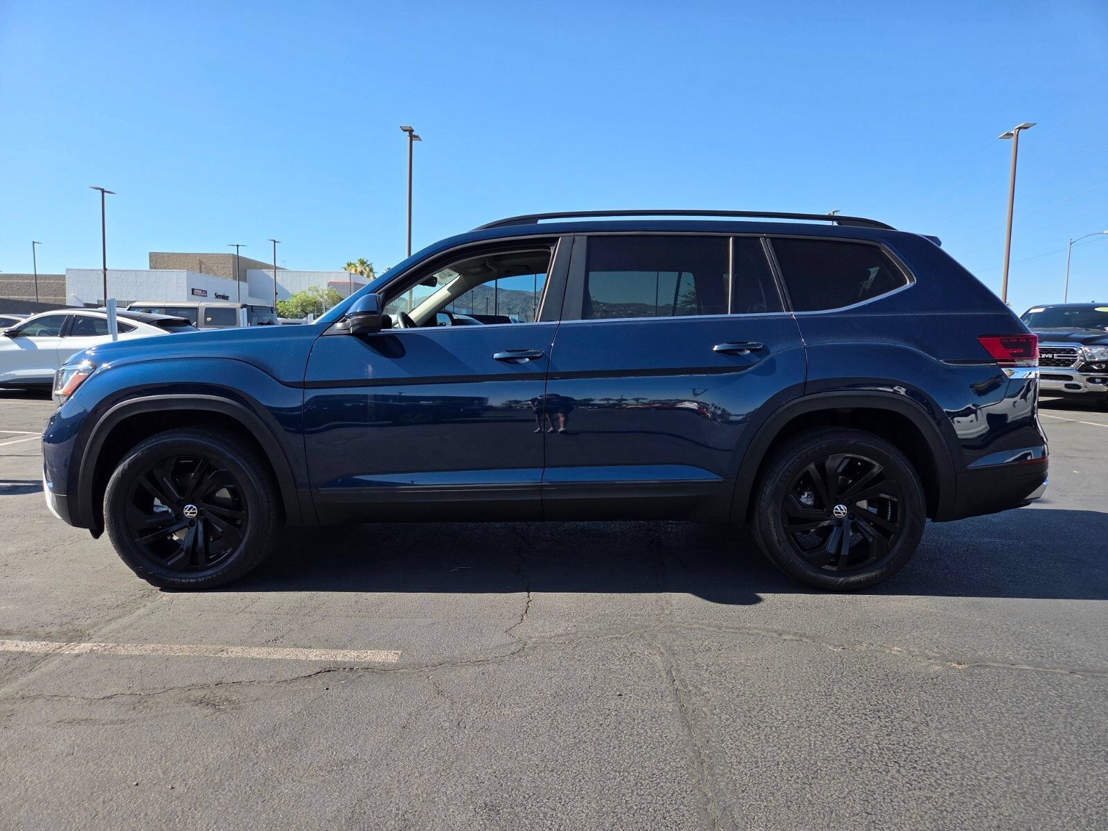 Used 2022 Volkswagen Atlas SE w/ Panoramic Sunroof Package AWD/4WD image 3