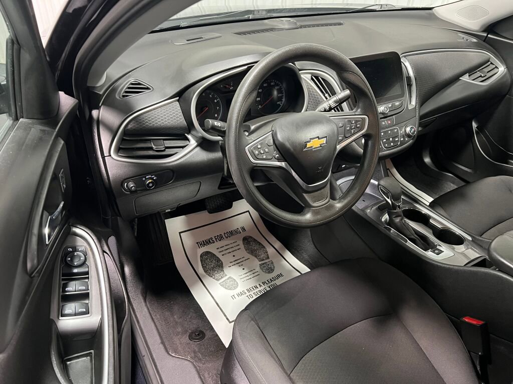 Used 2023 Chevrolet Malibu LT image 2