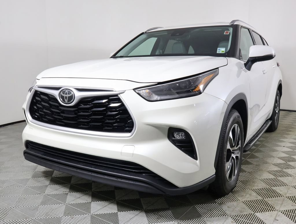 Used 2021 Toyota Highlander XLE image 2