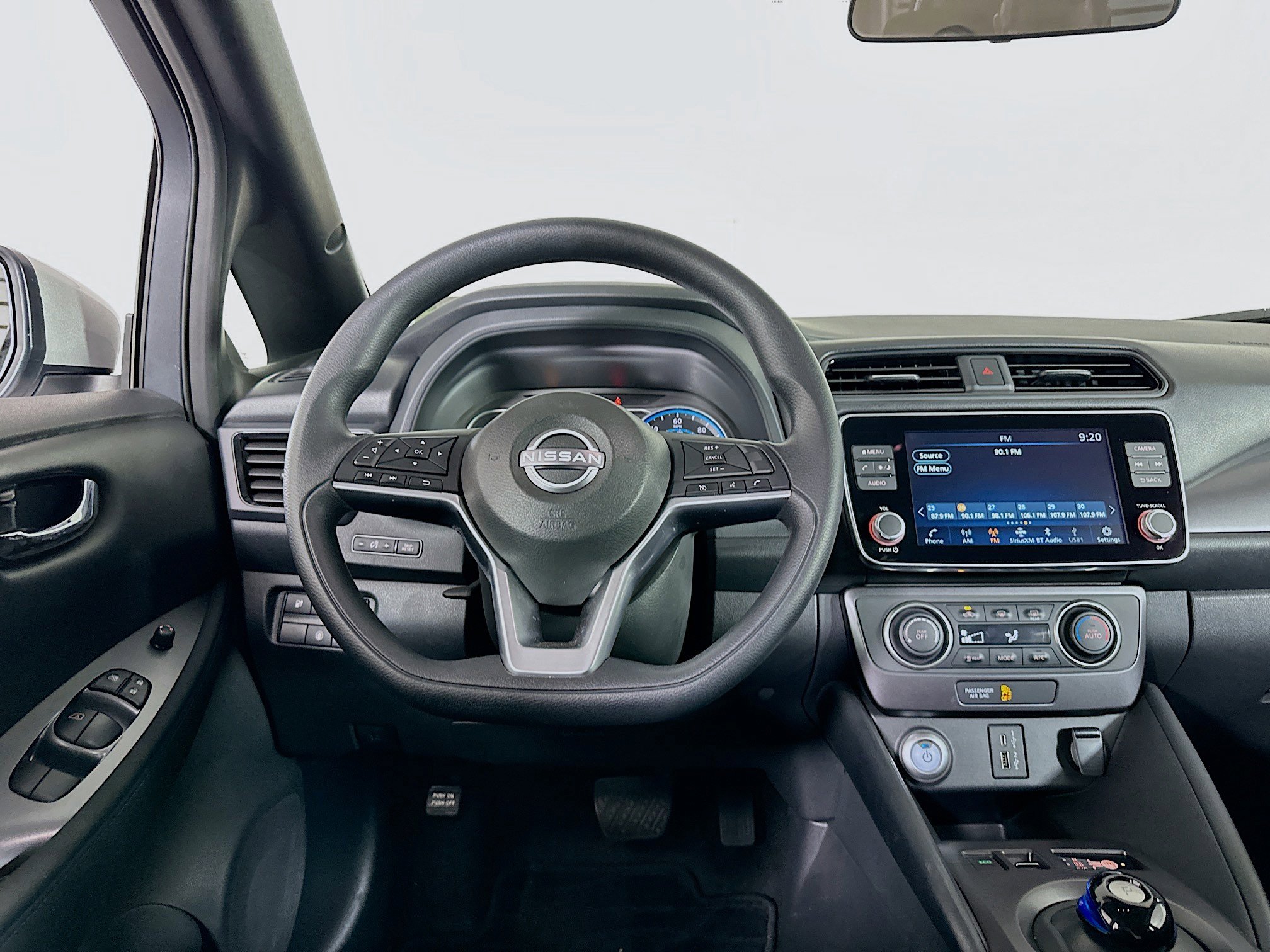 Used 2025 Nissan Leaf S image 17