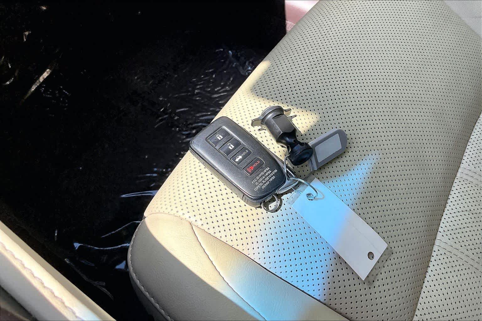 Used 2017 Lexus ES 300h w/ Luxury Package FWD image 11