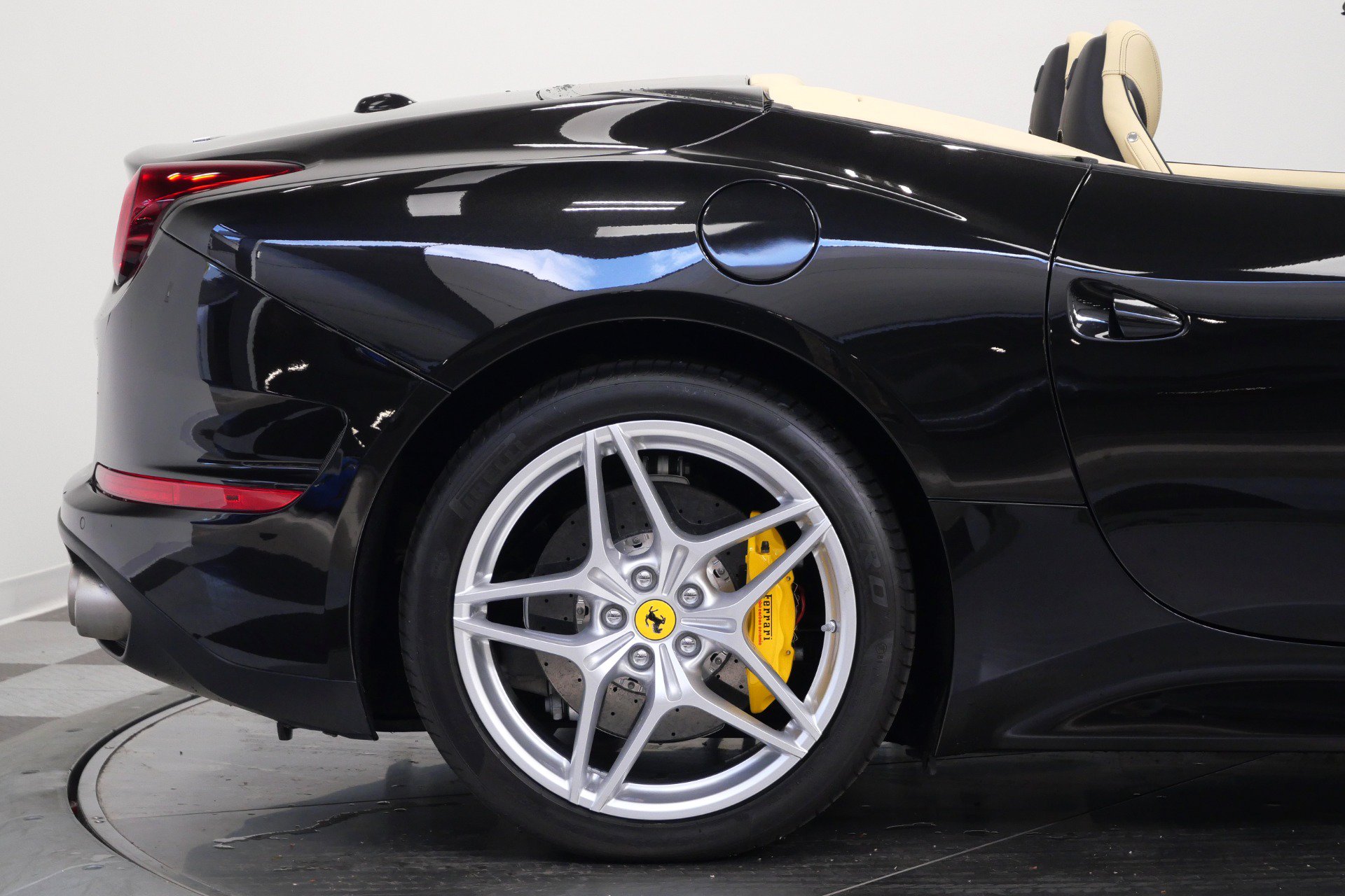 Used 2015 Ferrari California T RWD image 52