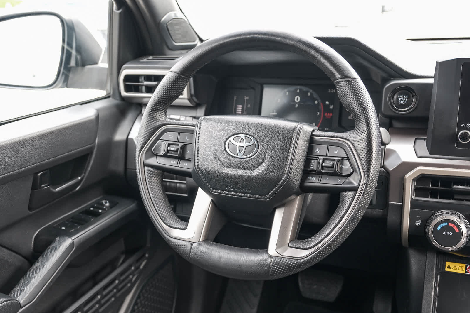 Certified 2024 Toyota Tacoma SR5 AWD/4WD image 17