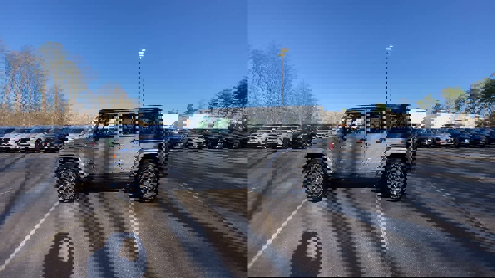 Used 2016 Jeep Wrangler Unlimited Sahara w/ Connectivity Group image 8