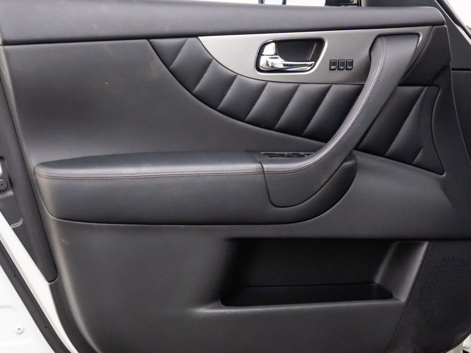 Used 2017 INFINITI QX70 AWD w/ Premium Package image 13