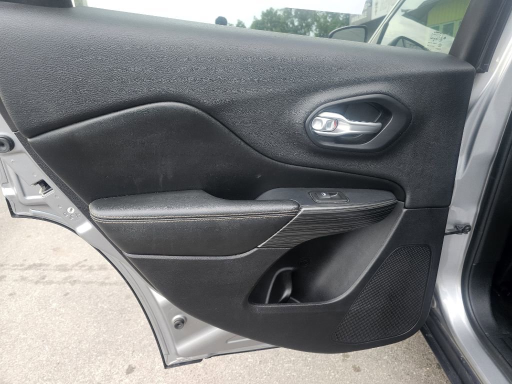 Used 2016 Jeep Cherokee Limited image 43