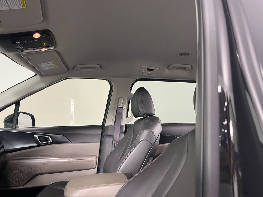 Used 2025 Kia Carnival image 24