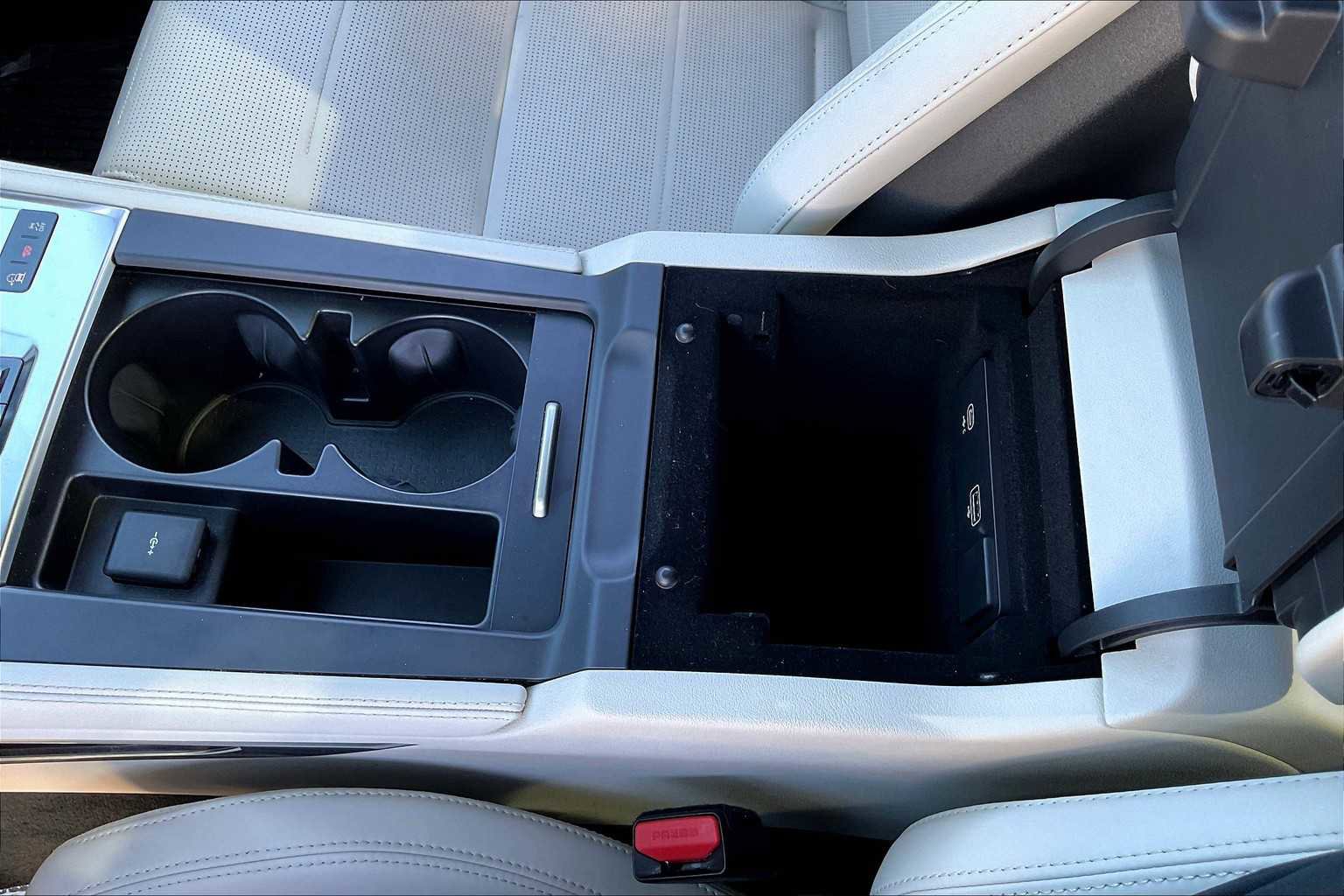 Used 2024 Jaguar F-PACE SVR image 35