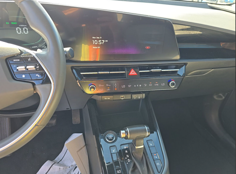 Used 2023 Kia Niro EX FWD image 11