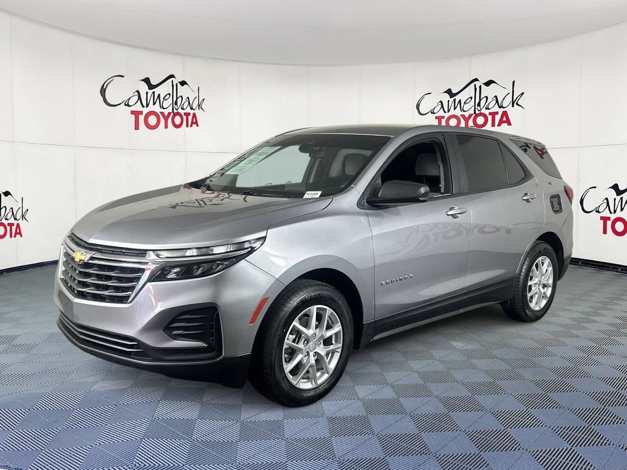 Used 2024 Chevrolet Equinox LS w/ LS Convenience Package FWD image 2