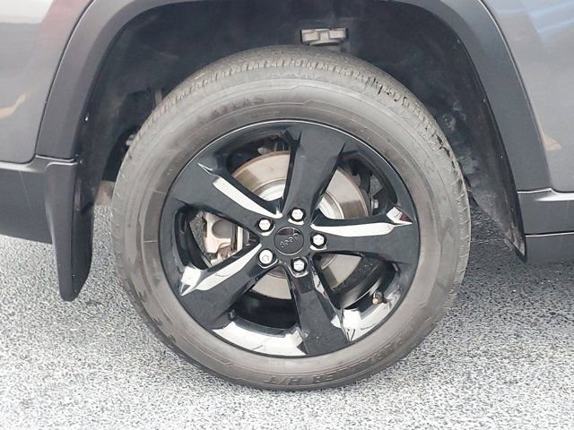 Used 2023 Jeep Grand Cherokee L Laredo RWD image 7