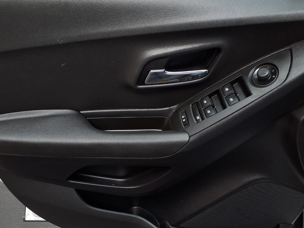 Used 2020 Chevrolet Trax LS FWD image 19