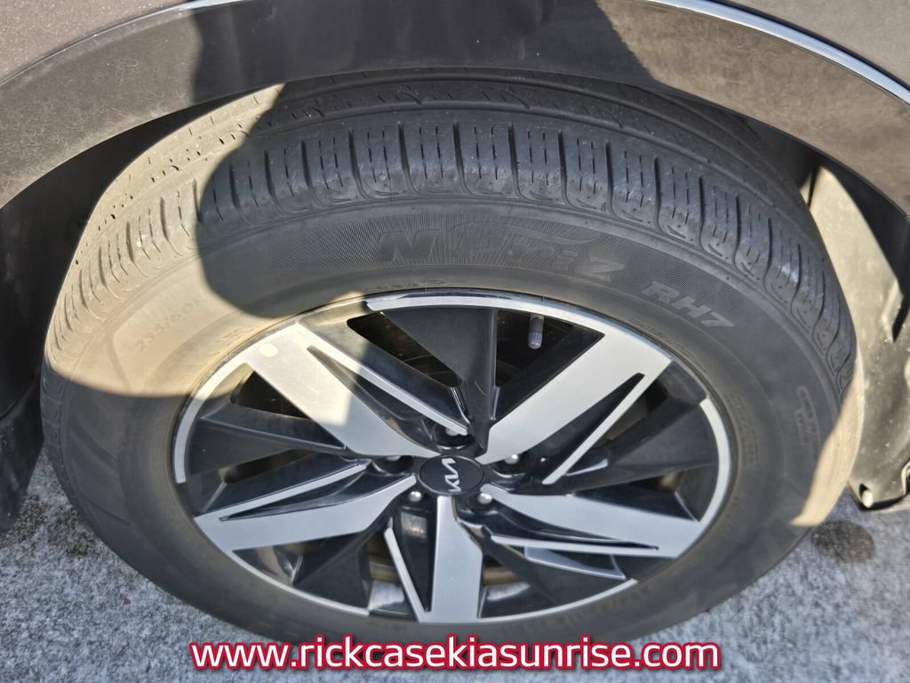 Used 2022 Kia Sorento EX w/ Panoramic Sunroof Package FWD image 8