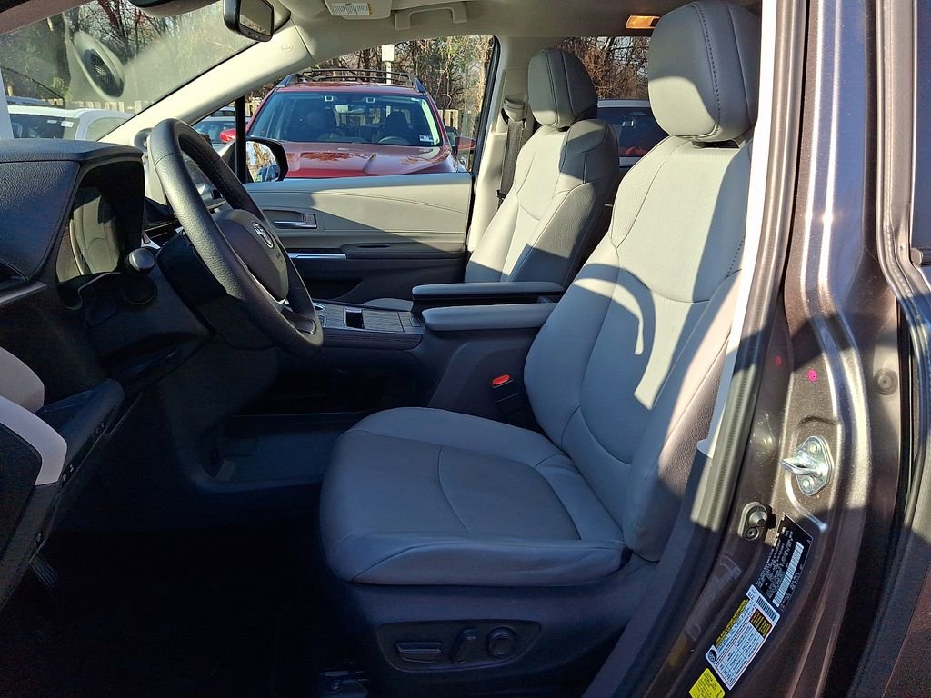 Used 2022 Toyota Sienna XLE image 9