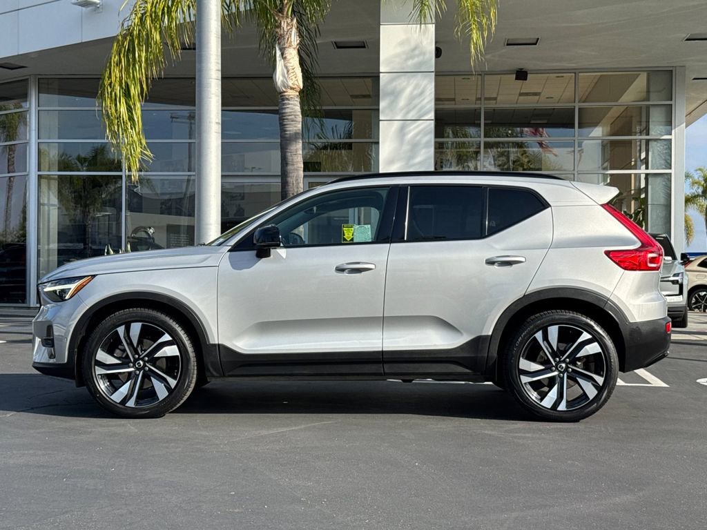 Certified 2023 Volvo XC40 B5 Ultimate AWD/4WD image 2