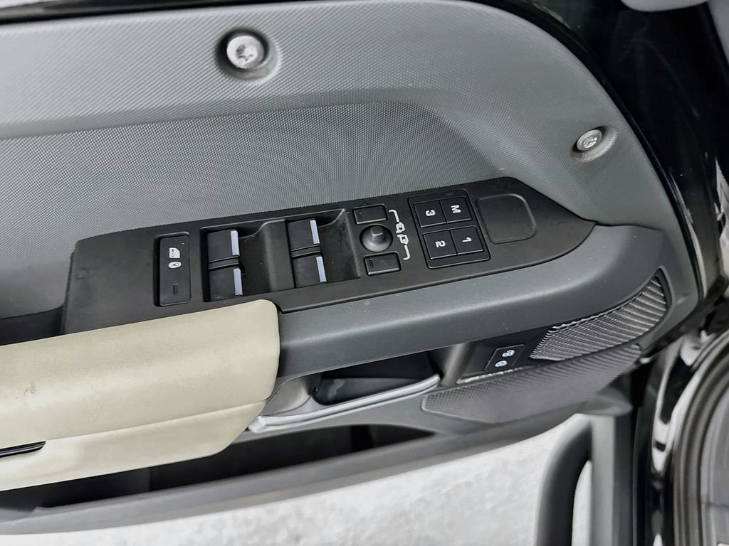 Certified 2024 Land Rover Defender 110 X-Dynamic SE AWD/4WD image 18
