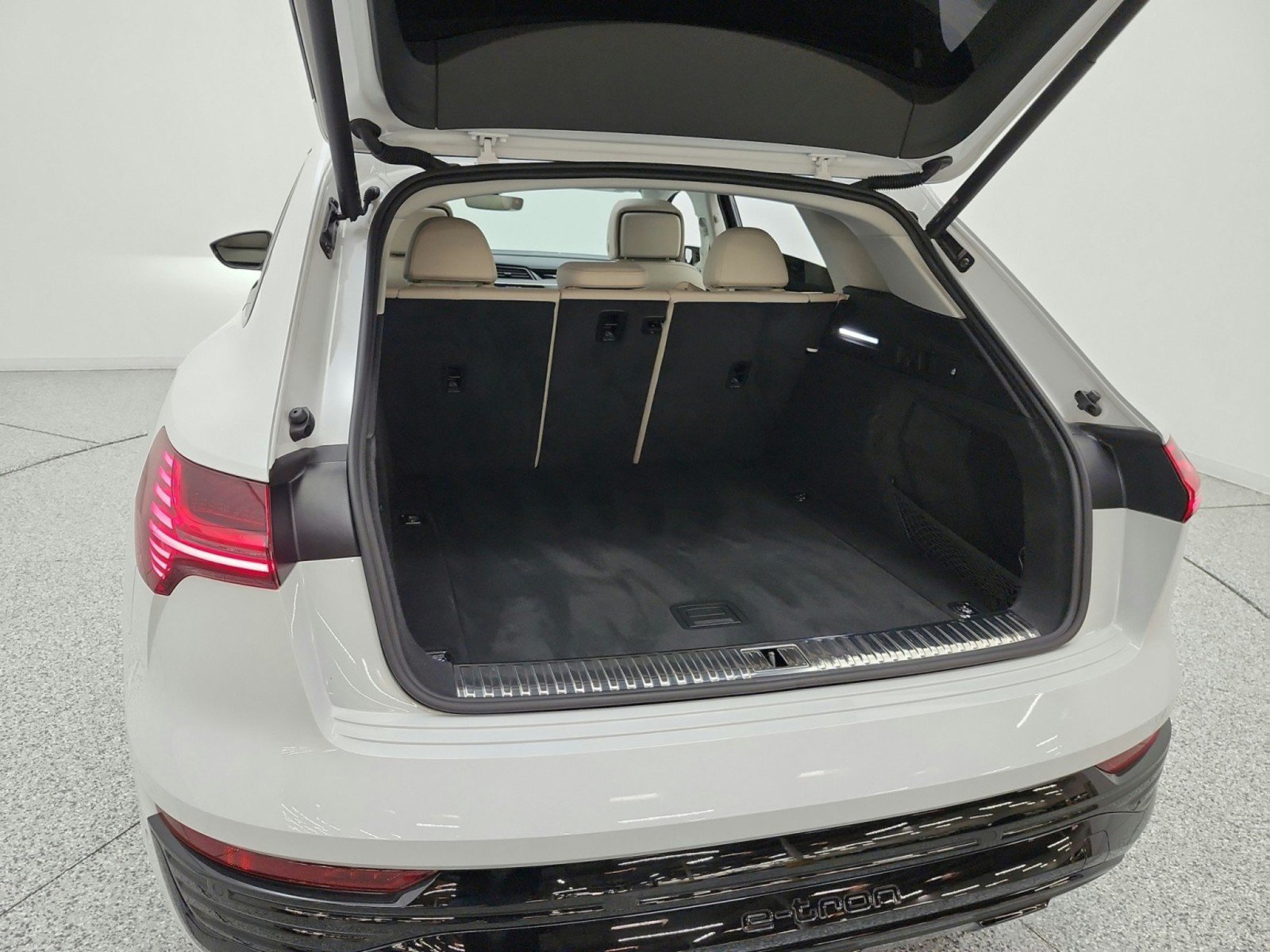 Used 2024 Audi Q8 e-tron Premium AWD/4WD image 21