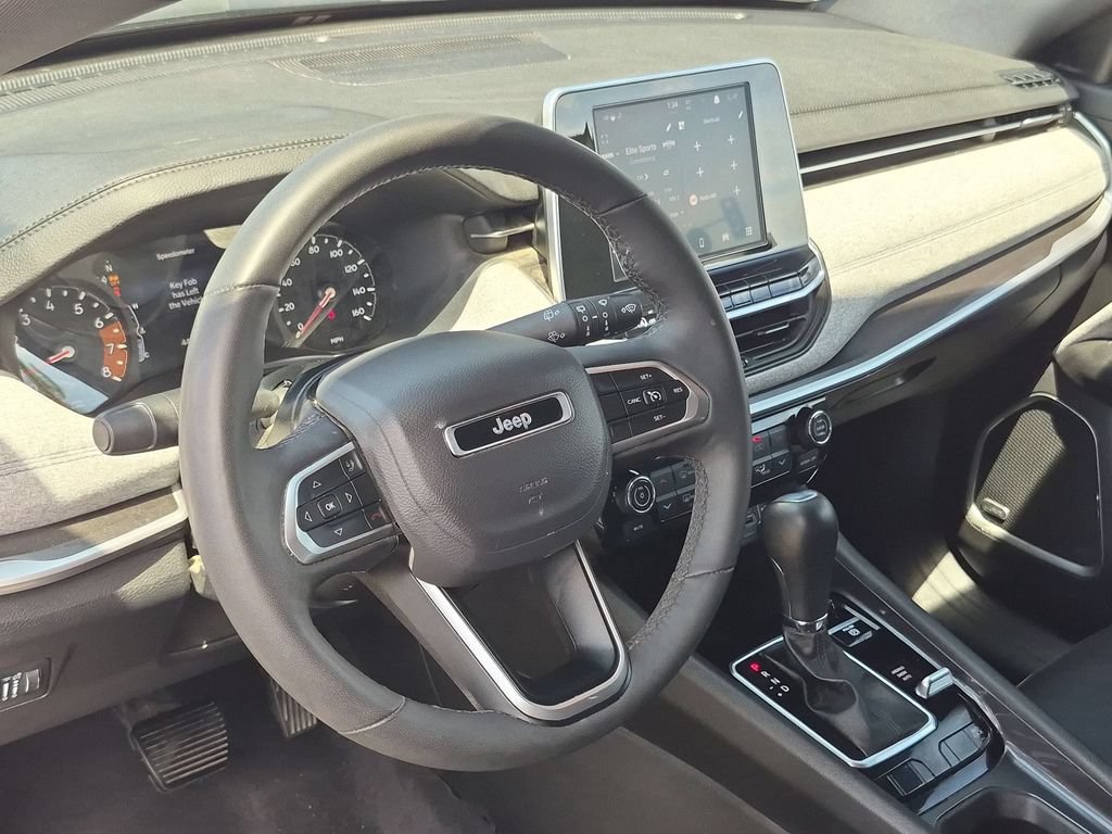Used 2025 Jeep Compass Latitude w/ Sun & Sound Group AWD/4WD image 15