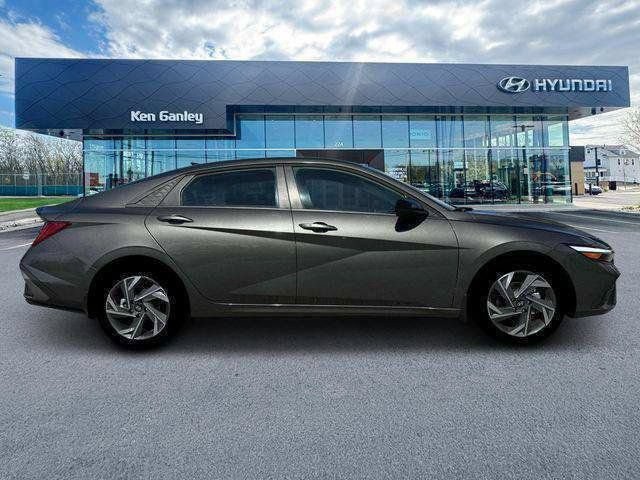 New 2025 Hyundai Elantra SEL FWD image 9