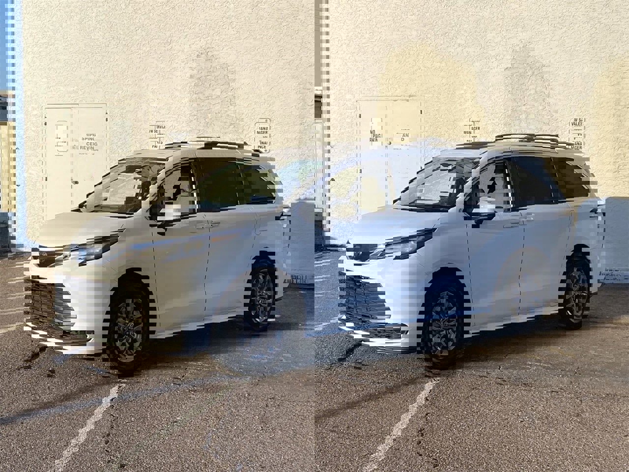 Used 2023 Toyota Sienna LE image 3