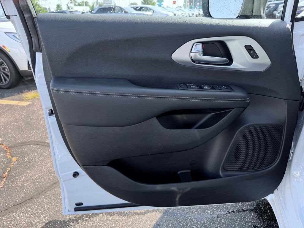 Used 2025 Chrysler Pacifica Limited FWD image 16