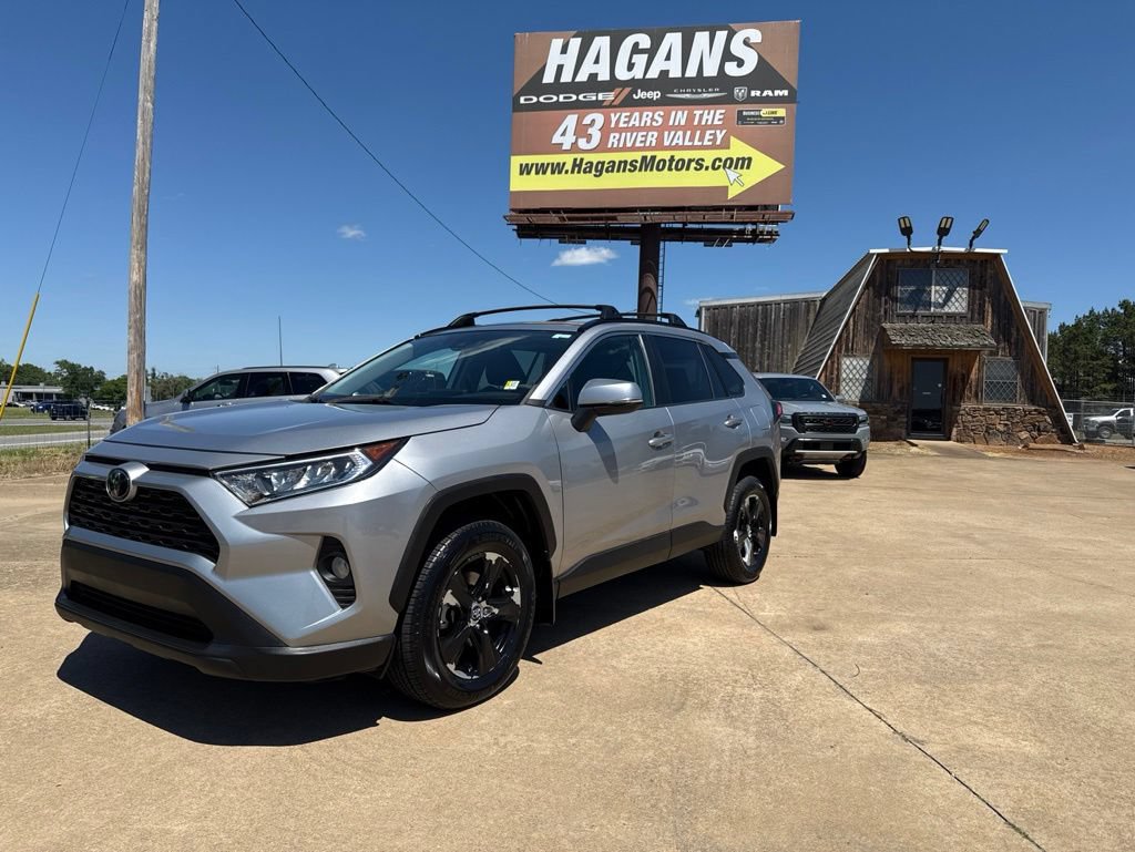 Used 2019 Toyota RAV4 XLE w/ Convenience Package FWD image 1