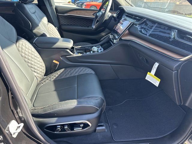 New 2025 Jeep Grand Cherokee Summit image 13