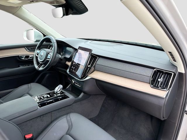 Used 2025 Volvo XC90 B5 Plus image 14