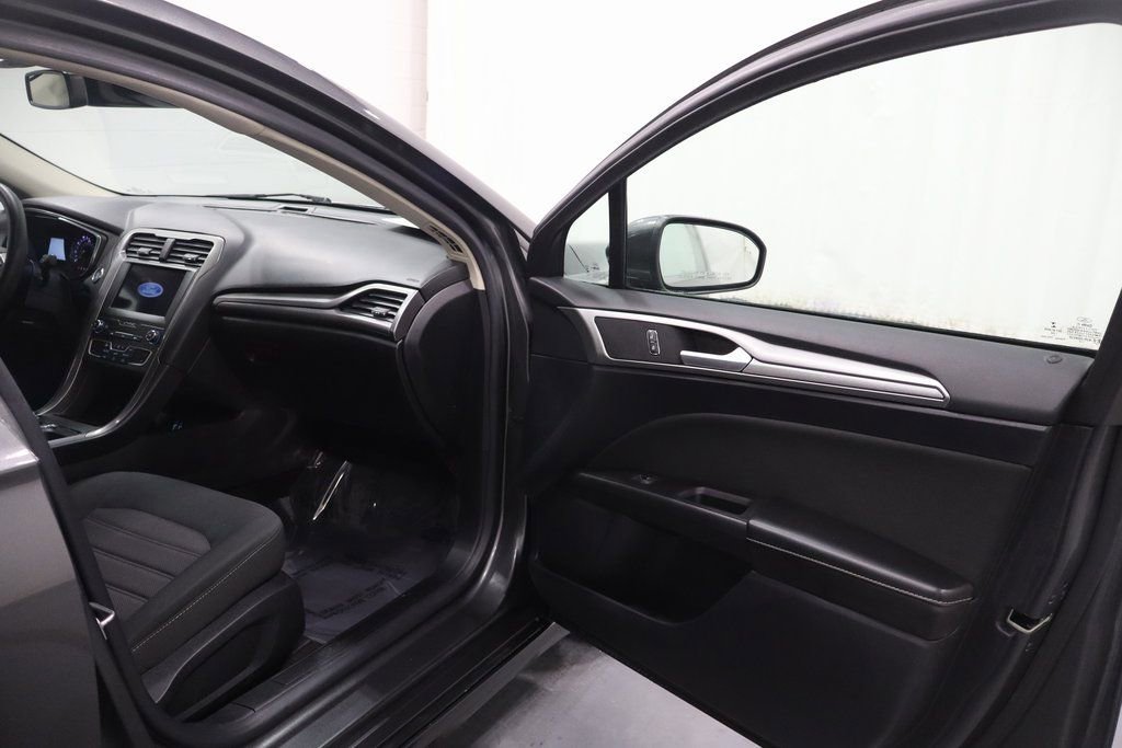 Used 2020 Ford Fusion SE image 14