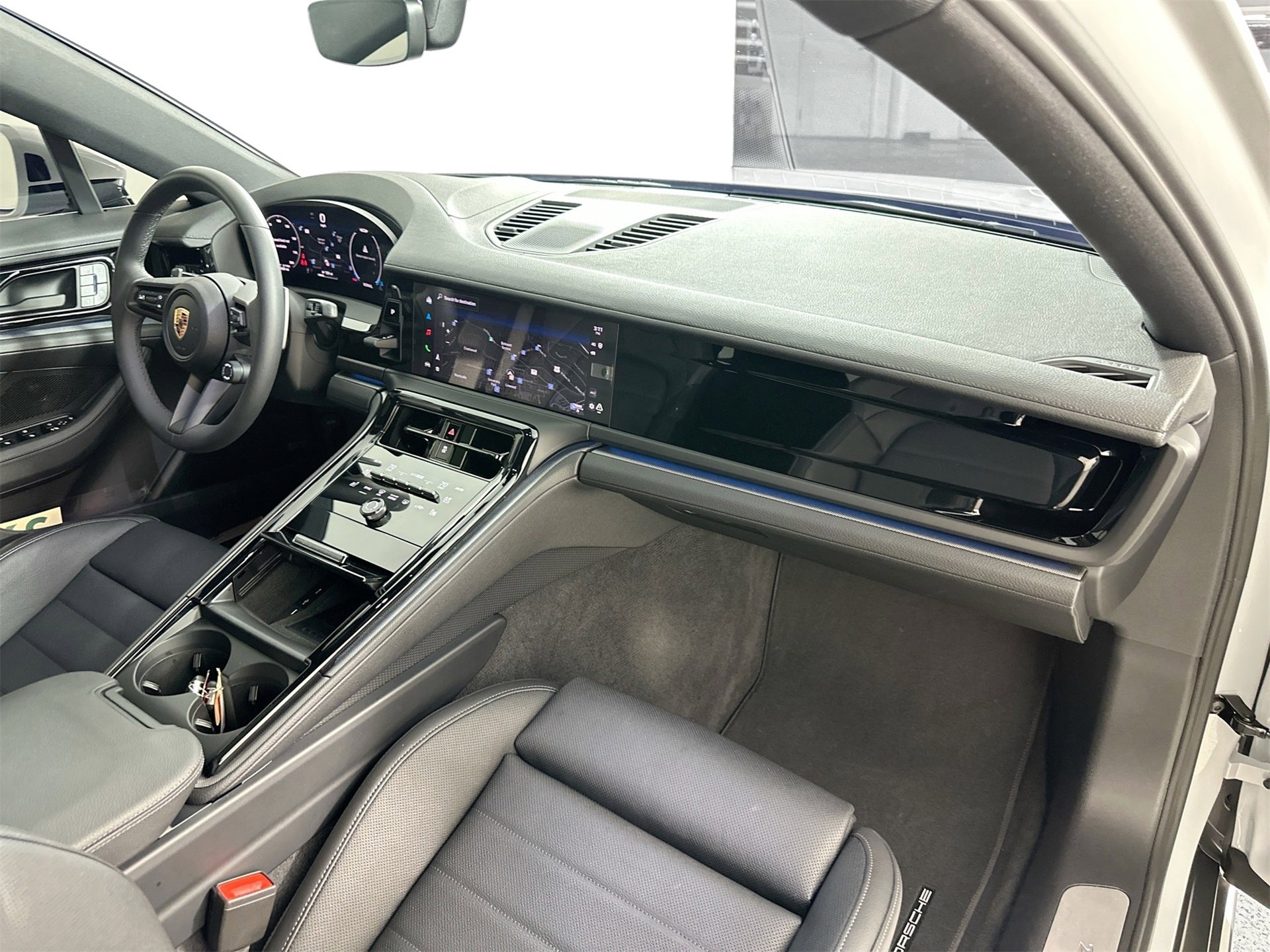 Certified 2025 Porsche Panamera image 28