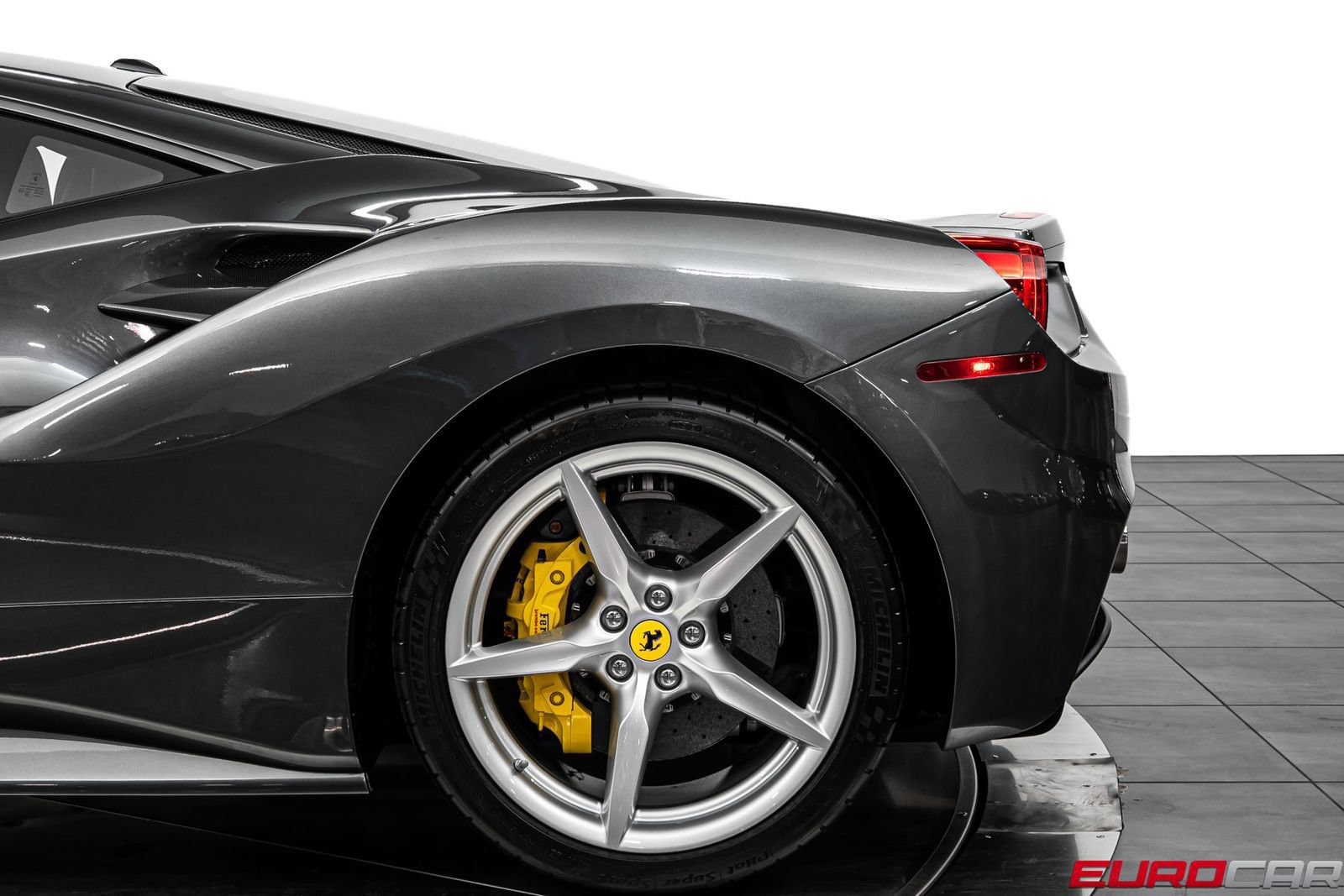 Used 2018 Ferrari 488 GTB RWD image 18