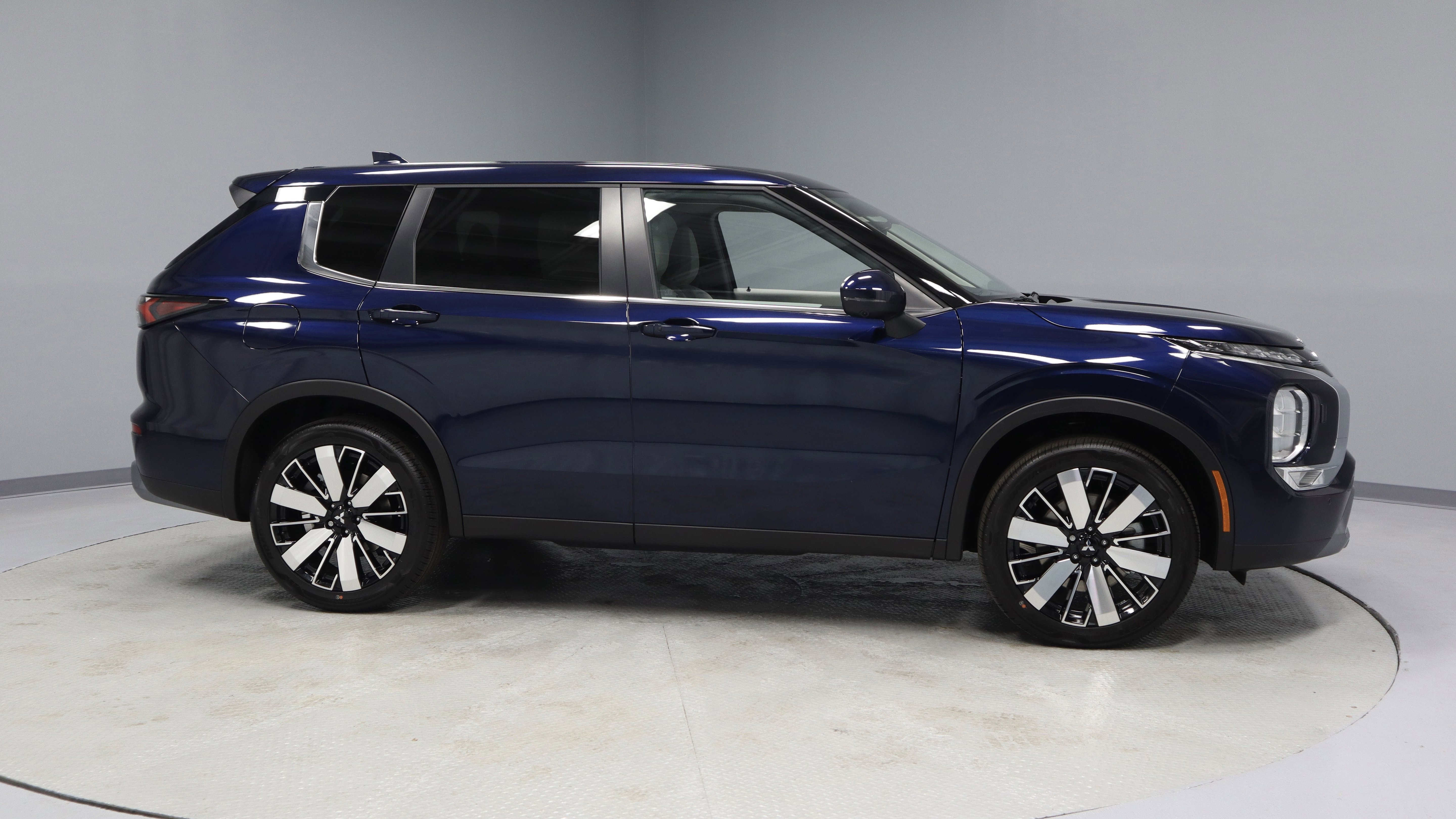 New 2025 Mitsubishi Outlander SE image 9