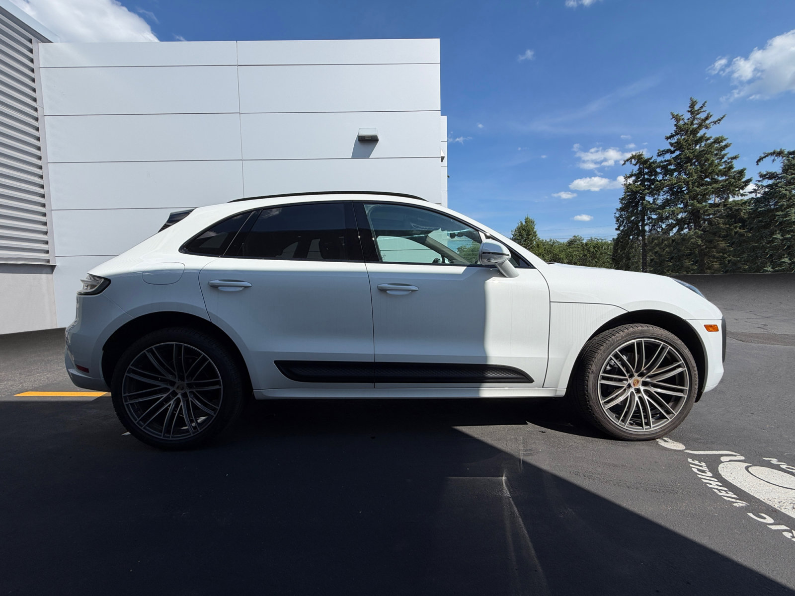 Used 2025 Porsche Macan AWD/4WD image 12