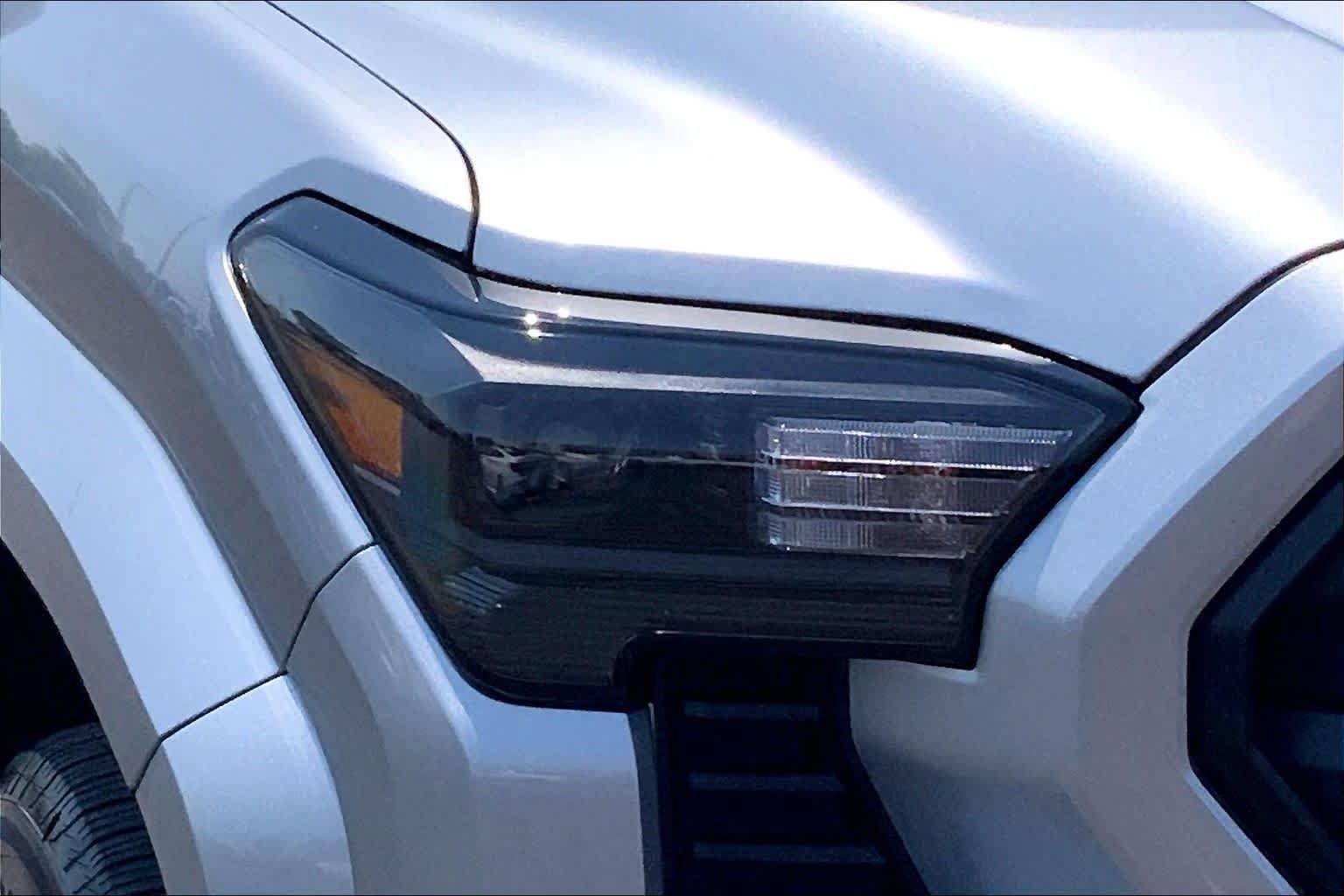 Used 2025 Toyota Tacoma SR5 AWD/4WD image 28