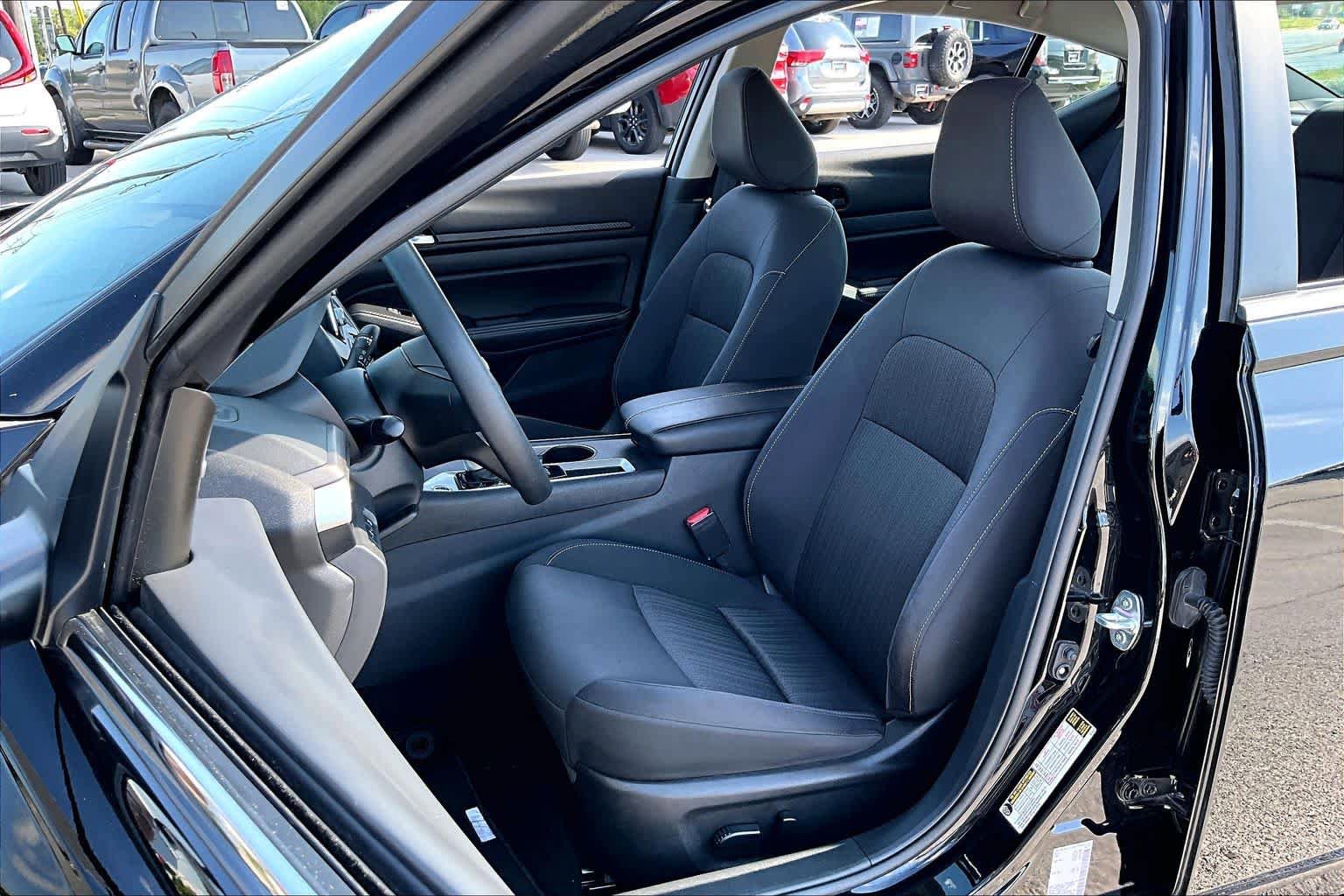 Used 2025 Nissan Altima 2.5 SV FWD image 8