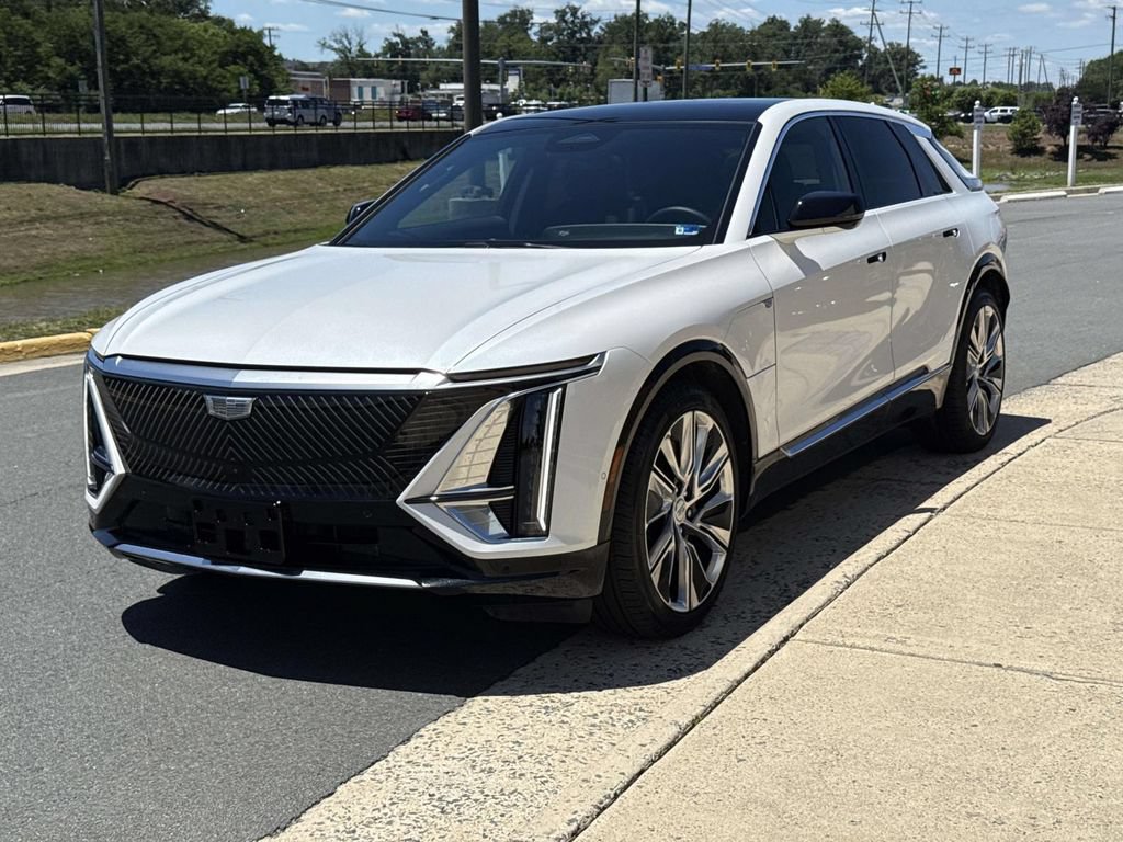 Certified 2025 Cadillac Lyriq Luxury w/ LPO, Floor Liner Package AWD/4WD image 21