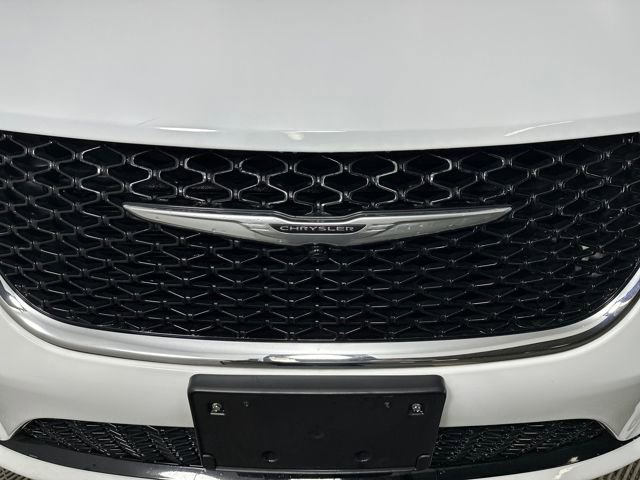 Used 2022 Chrysler Pacifica Touring-L image 9