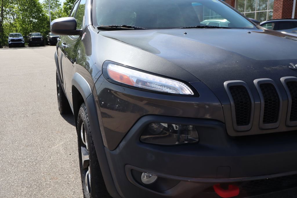 Used 2016 Jeep Cherokee Trailhawk w/ Cold Weather Group AWD/4WD image 2